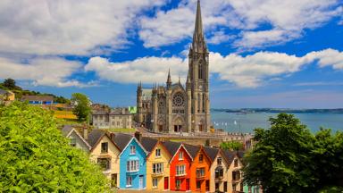 ierland_cork-county_cobh_st-colmans-kathedraal_huizen_kerk_GettyImages-1280896992