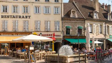 sfeer_frankrijk_bourgogne_beaune_rue-dalsace_copyright_alain_doire_bourgogne-franche-comte-tourisme