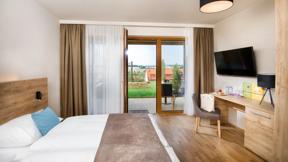 FOX_AT_Burgenland_Neutal_Jufa hotel Neutal_tweepersoonskamer met balkon 1