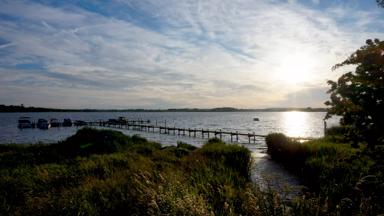 denemarken_zuid-denemarken_kolding_hejls_meer_steiger_zonsondergang_GettyImages-989802078