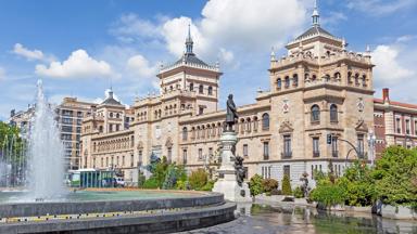 spanje_valladolid_zorrilla-plein_calverie-academiegebouw_fontein_shutterstock