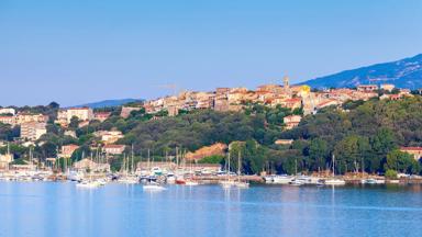 frankrijk_corsica_porto-vecchio_haven_bootjes_zee_heuvels_huizen_kerk_shutterstock_300381380