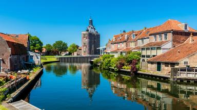 nederland_noord-holland_enkhuizen_kanaal_poort_huizen_getty-696285136