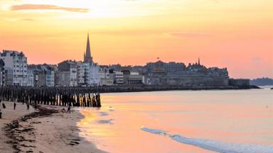 wandelrondreis_frankrijk_bretagne_s-cape_saint-malo_uitzicht_zonsondergang_crt_bretagne