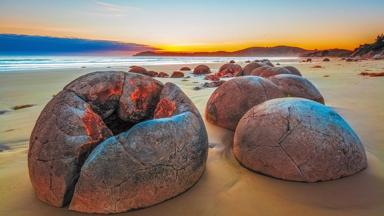 nieuw-zeeland_zuid-eiland_otago_koekohe-beach_moeraki-boulders_rotsen_strand_zonsopgang_shutterstock_763447369