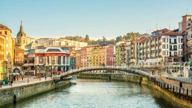 spanje_baskenland_bilbao_uitzicht_rivier_straat_kleur_sfeer_getty