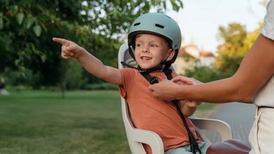 Gebruik altijd de gordels  en zet je kind een fietshelm op.