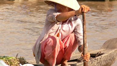 vietnam_mekong-delta_can-tho_drijvende-markt_verkoopster_vrouw_bootje_w.jpg