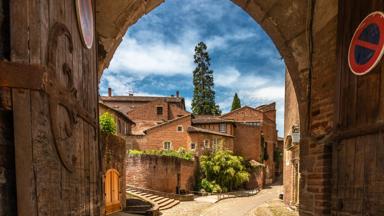 frankrijk_occitanie_albi_palais-de-la-berbie_poort_doorkijk_rode-stad_boom_gettyimages