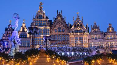 belgie_antwerpen_antwerpen_stad_verlicht_kerstmarkt_shutterstock_1841708026
