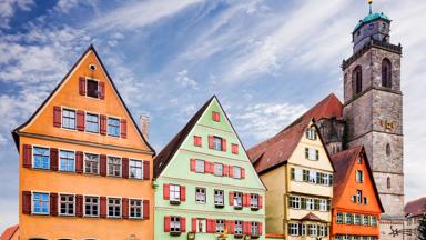 duitsland_beieren_dinkelsbuhl_gekleurde-huizen_toren_GettyImages-603787277