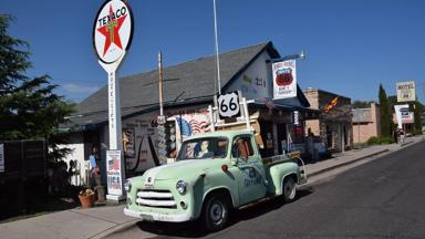 verenigde-staten_route66_straatbeeld_sfeerbeeld_dorp_souvenirshop_auto_winkel_w