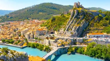 frankrijk_hautes-alpes-cote-d-azur_sisteron_rivier_kasteel_rotsen_stad_shutterstock_1492897382