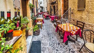 italie_sardinie_castelsardo_straatje_terras_restaurant_steeg_centrum_shutterstock_493854382