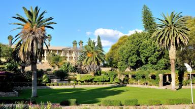 namibie_windhoek_parlement_tuin_palmbomen_b