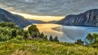 noorwegen_more-og-romsdal_stranda_storfjord_fjord_zonsondergang_shutterstock_1060409606