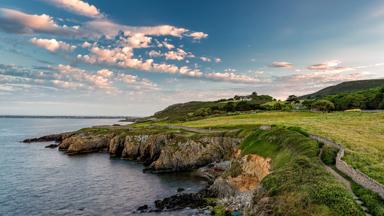 ierland_dublin_dublin-bay_klif-wandeling-howth_uitzicht_shutterstock