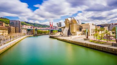 Nervion_Rivier-La_Salve_Brug-Guggenheim_Museum-Bilbao-Baskenland-Spanje-GettyImages-537626052