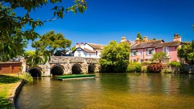 nieuw-zeeland_zuidereiland_christchurch_avon-rivier_boot_brug_roze-huis