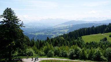 oostenrijk_vorarlberg_bregenz_uitzicht_weg_fietsers_mountainbikers_vallei_getty