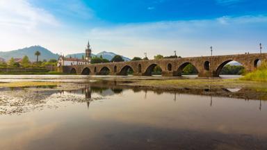 portugal_viana-do-castelo_ponte-de-lima_brug_kerk_rivier_rio-de-lima_pixabay