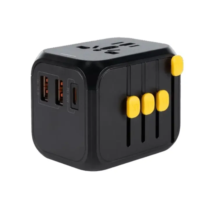 Universele wereldstekker met drie usb poorten