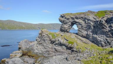 noorwegen_tromms-og-finnmark_lapland_noordkaap_kirkeporten_rosten_water_getty