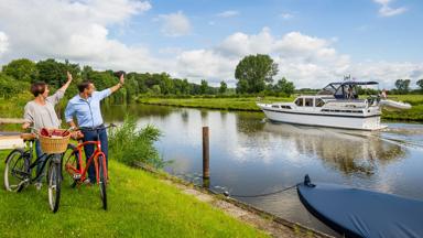nederland-Gelderland-Eiland_van_Maurik-fietsers-boot