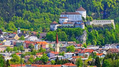 oostenrijk_tirol_kufstein_fort_kasteel_stad_kerktoren_getty-583738448