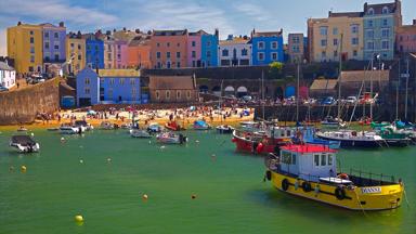 wales_pembrokeshire_tenby_haven_strand_boten_huizen_kade_GettyImages-585475626