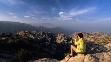 jordanie_dana-rotnational-park_vrouw_bergen_rotsen_uitzicht_wandelen_a