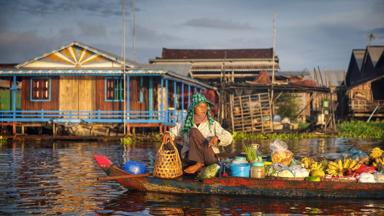 cambodja_algemeen_verkoper_water_boot_vrouw_local_huisje_b