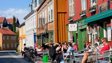 noorwegen_trondelag_trondheim_terras_houten-huizen_getty-128077720