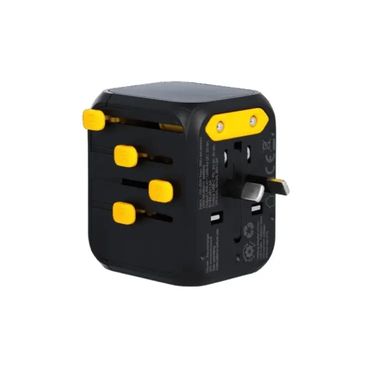 Universele wereldstekker met drie usb poorten