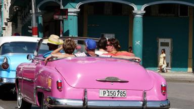 cuba_havana_oldtimer_roze_rondrit_singles_w.jpg