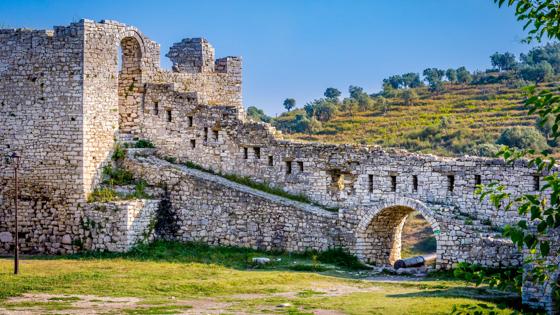 albanie_berat_berat_fort_kasteel-van-berat_ruine_muur_heuvel_getty
