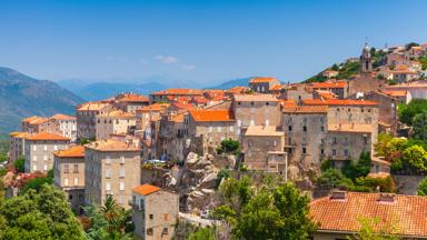 frankrijk_corsica_sartene_stad_rots_dak_palmboom_berg_getty