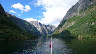 noorwegen_vestland_aurland_naeroyfjord_fjord_berg_water_boot_vlag_uitzicht_pixabay.jpg