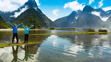 nieuw-zeeland_milford-sound_reizigers_stel_koppel_mitres-peak_b