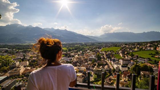 liechtenstein_vaduz_toerist_vrouw_uitzicht_gebergte_zon_shutterstock