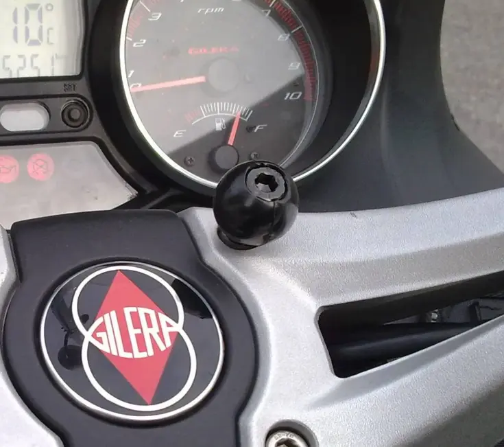 Telefoonhouder op M8 bout motor