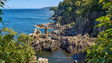 denemarken_bornholm_gudhjem_helligdomsklipperne_klif_rotsen_shutterstock_1621057231