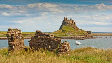 schotland_engeland_northumberland_holy-isle_lindisfarne_kasteel_ruine_eiland_water_bootje_getty