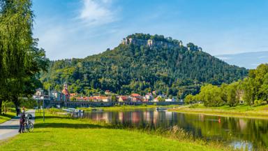 duitsland_saksen_konigstein_fort_bastion_elbe_fietsen_fietspad_vrouw_getty-1255088915