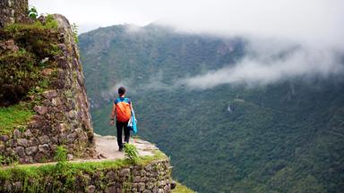 peru_cusco_machu-picchu_vrouw_wandelen_klif_shutterstock_103333625