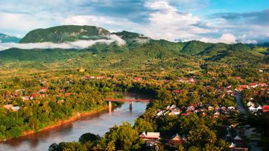 laos_luang-prabang_uitzicht_overzicht_phusi-hill_brug_gouden-tempel_gebergte_shutterstock