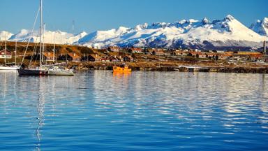 argentinie_vuurland_ushuaia_water_boot_kust_huis_bergrug_sneeuw_uitzicht_b.jpg
