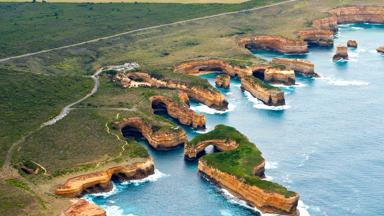 australie_victoria_great-ocean-road_luchtfoto_weg_kust_kalkstenen-rotsen