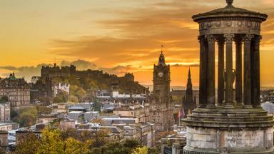 schotland_edinburgh_herfst_zonsondergang_edinburgh-castle_balmoral-hotel-clock-tower_dugald-stewart-memorial_getty