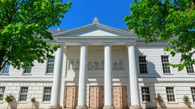 duitsland_mecklenburg-vorpommern_putbus_rugen_theater_shutterstock_1127070929